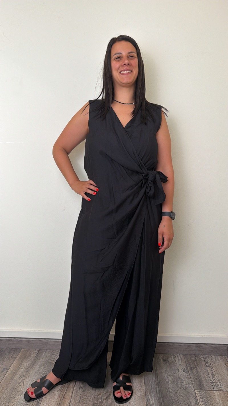 tuta nera pantalone e gonna pareo susy star